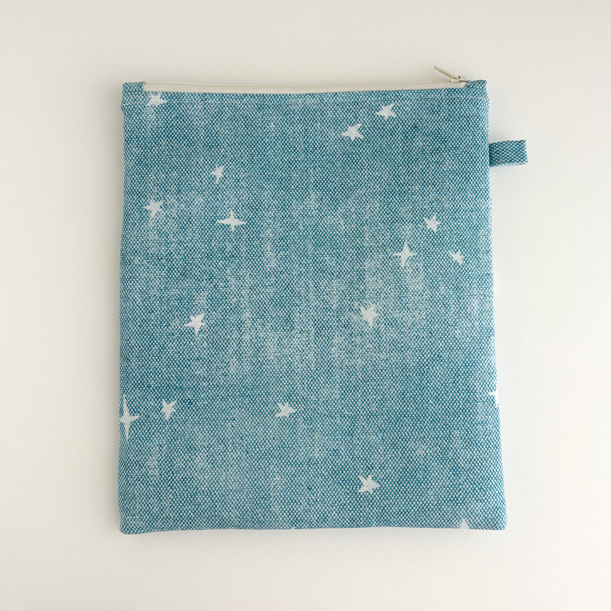 BOOK SLEEVE - KINDLE/IPAD MINI/BOOK ZIPPER POUCH - BLUE STARS