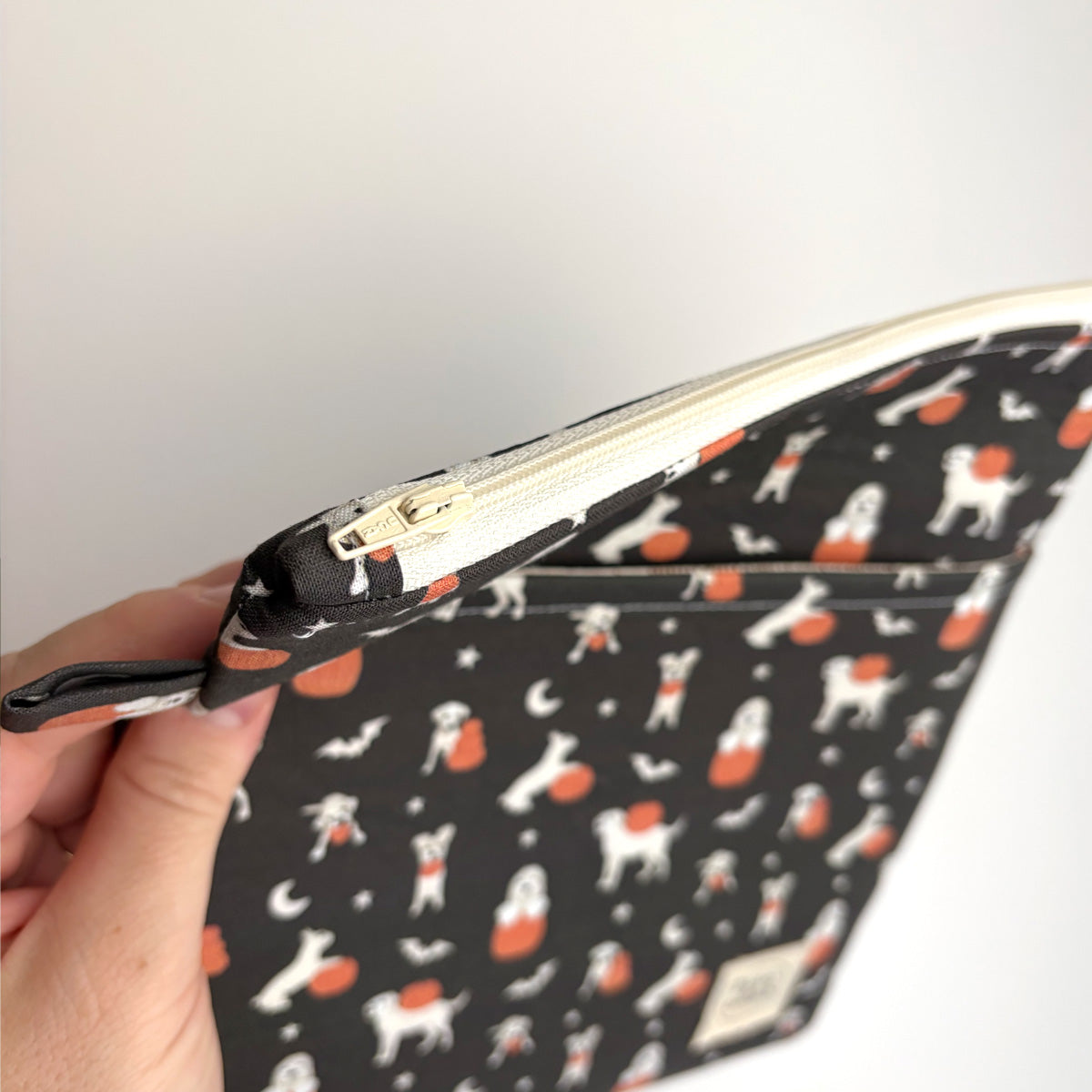 BOOK SLEEVE - KINDLE/IPAD MINI/BOOK ZIPPER POUCH - PUPS + PUMPKINS