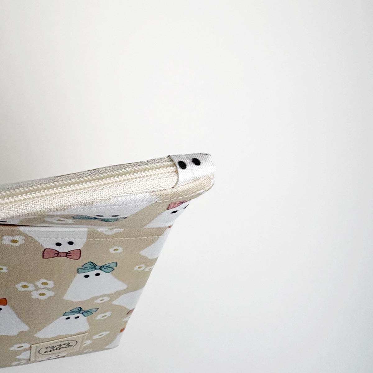 BOOK SLEEVE - KINDLE/IPAD MINI/BOOK ZIPPER POUCH - BOW GHOSTS