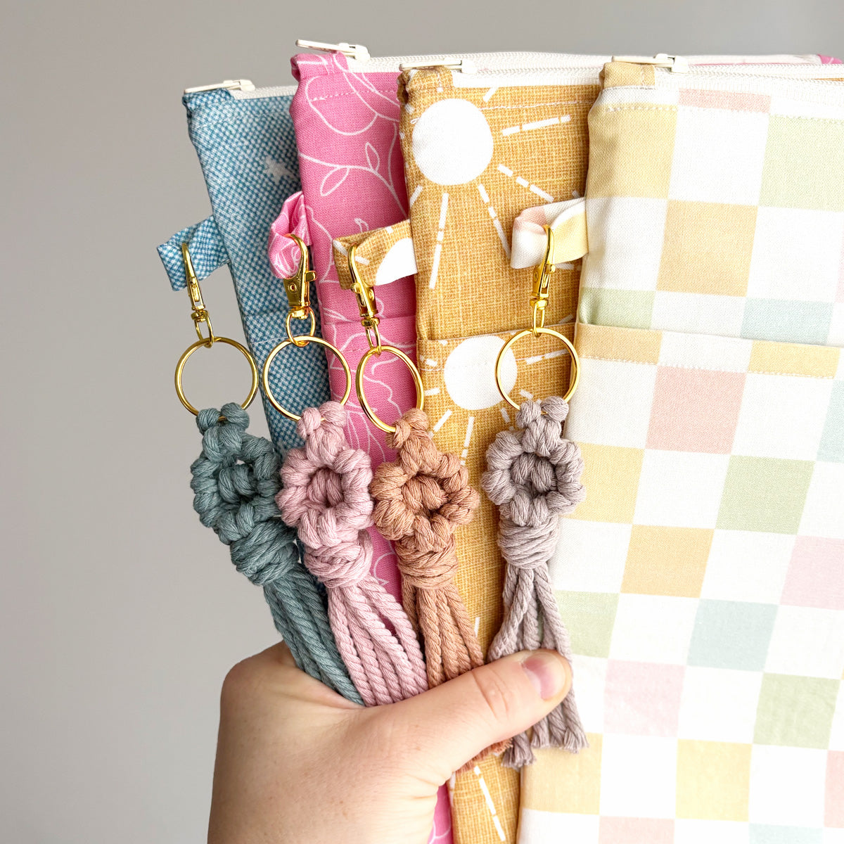 MACRAME FLOWER KEYCHAIN - BURNT ORANGE