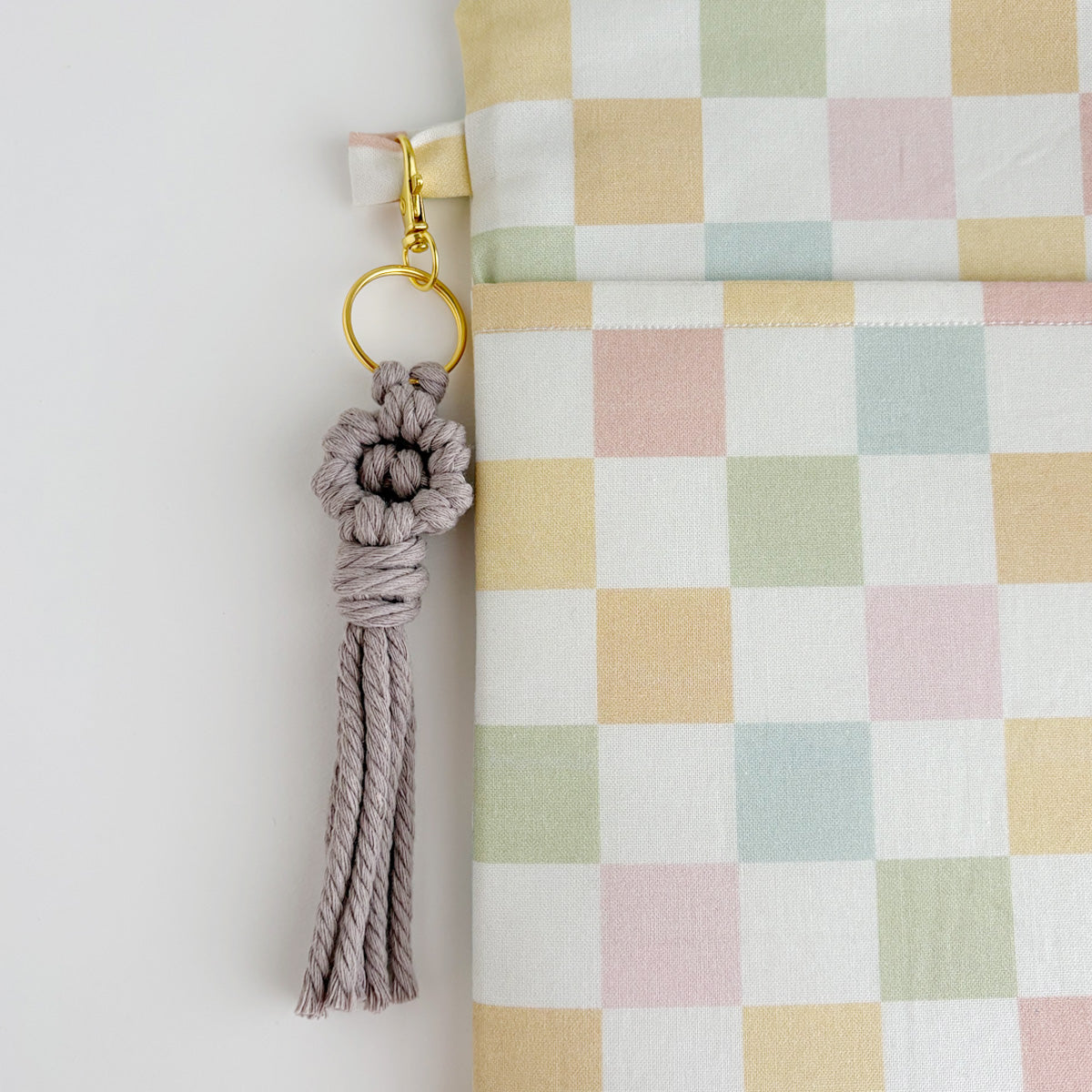 MACRAME FLOWER KEYCHAIN - MUTED LILAC