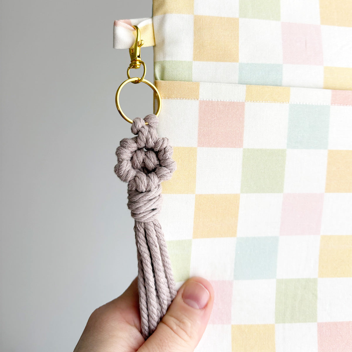 MACRAME FLOWER KEYCHAIN - MUTED LILAC