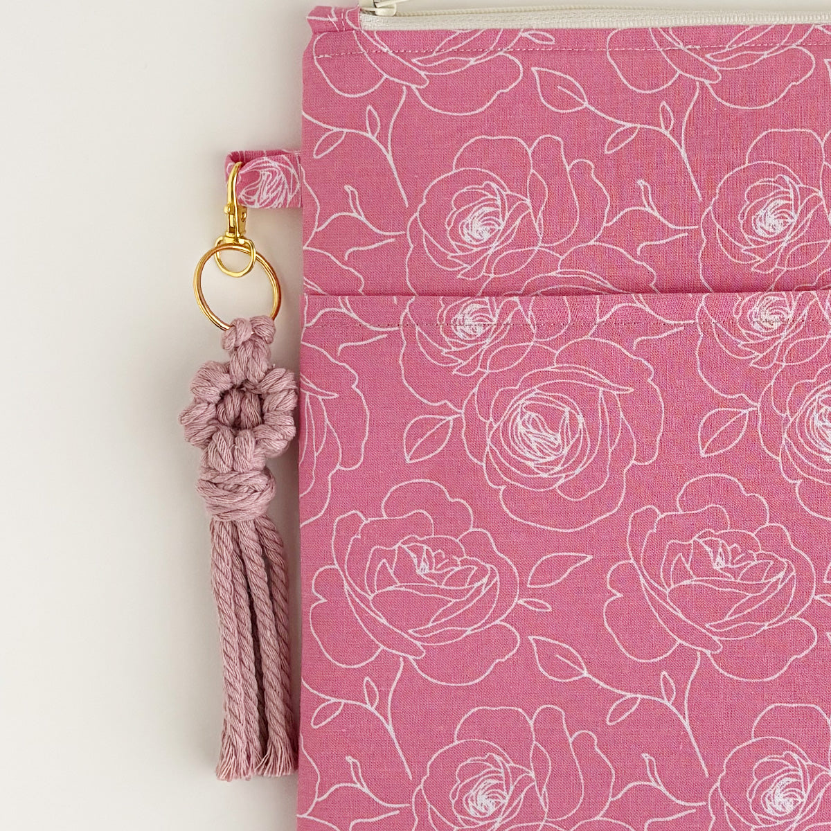 MACRAME FLOWER KEYCHAIN - MUTED PINK