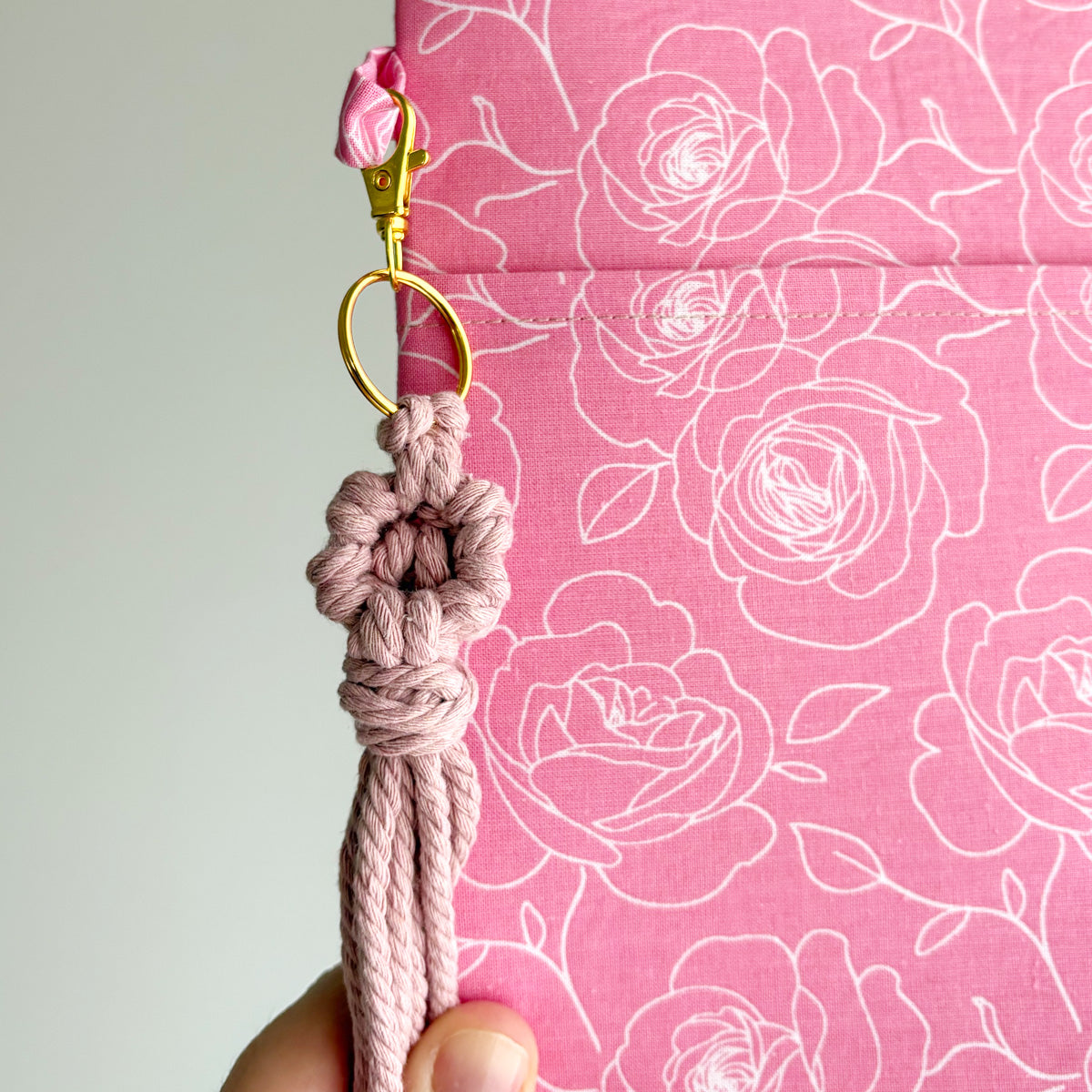 MACRAME FLOWER KEYCHAIN - MUTED PINK