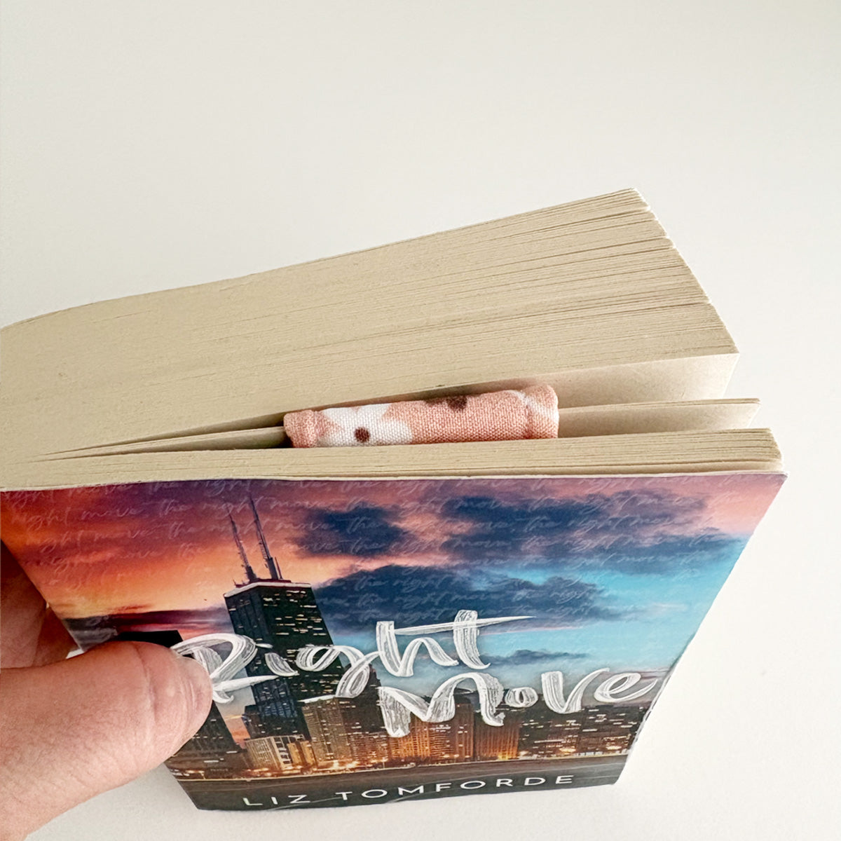 MAGNETIC BOOKMARK - PEACH SMILEY