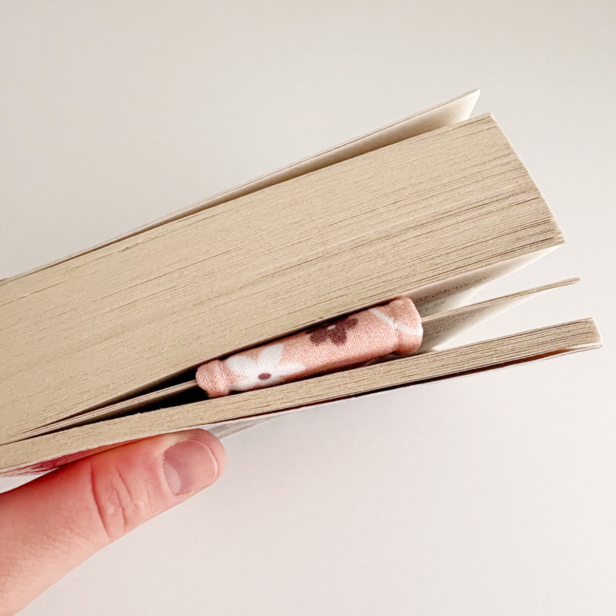 MAGNETIC BOOKMARK - PEACH SMILEY