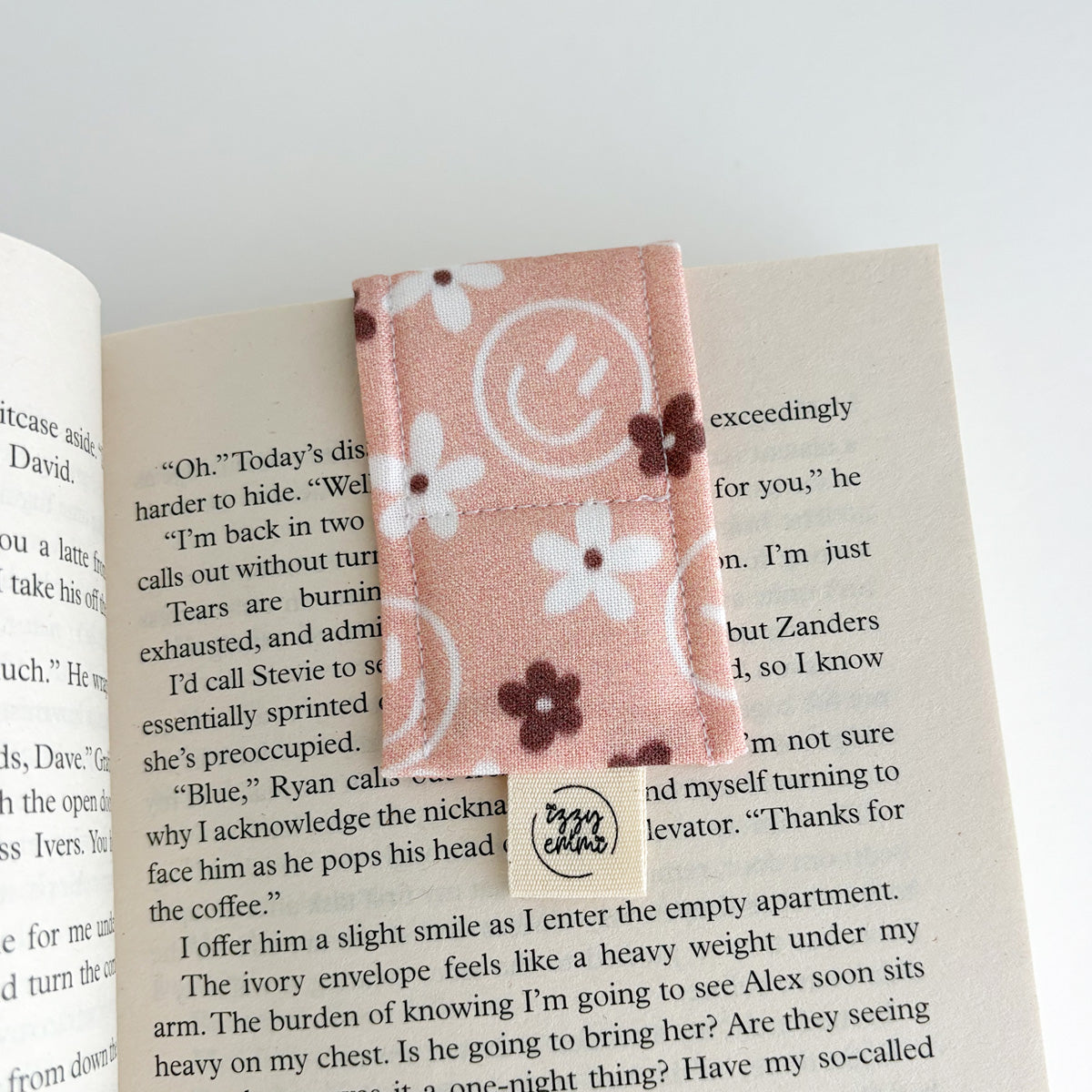 MAGNETIC BOOKMARK - PEACH SMILEY