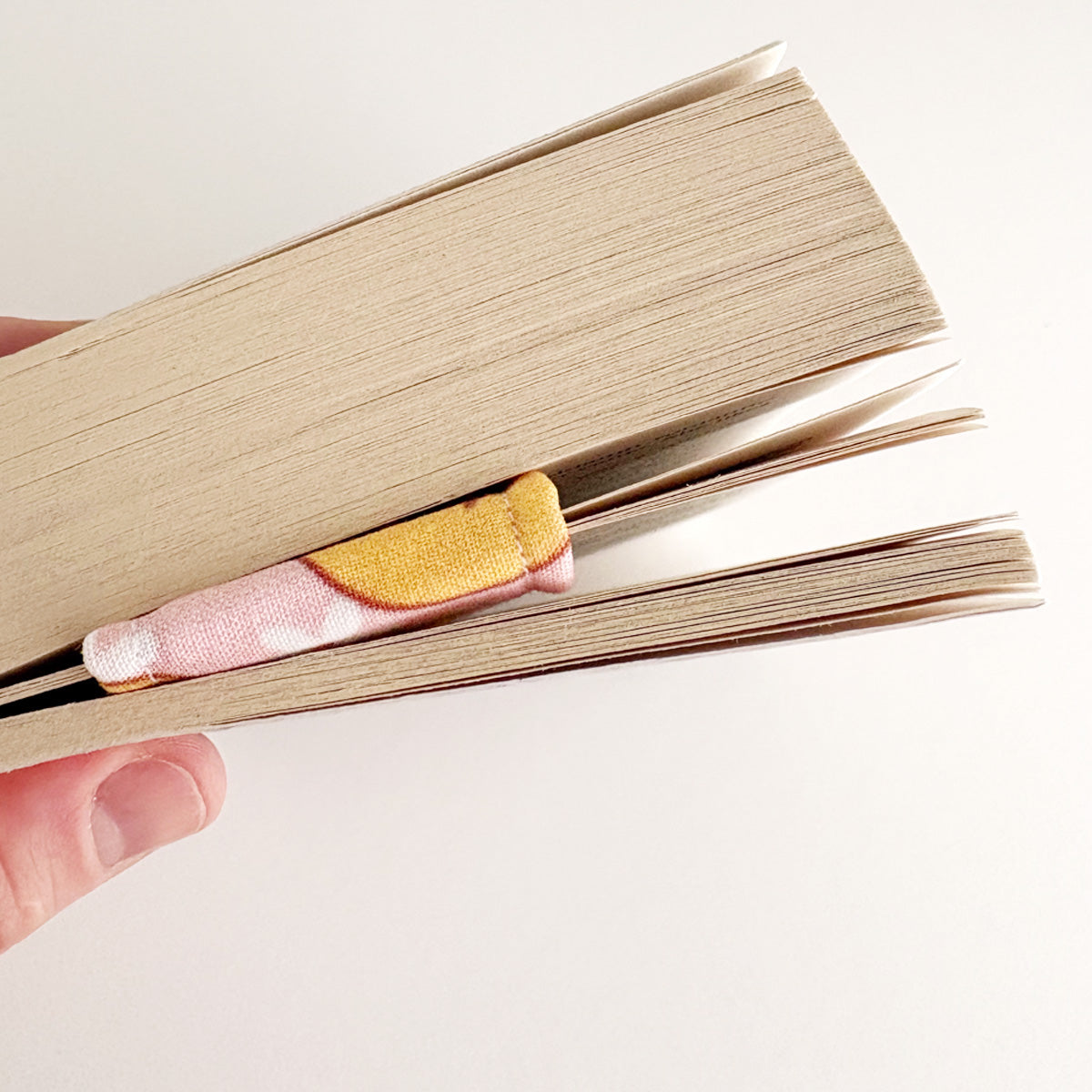 MAGNETIC BOOKMARK - PINK SMILEY