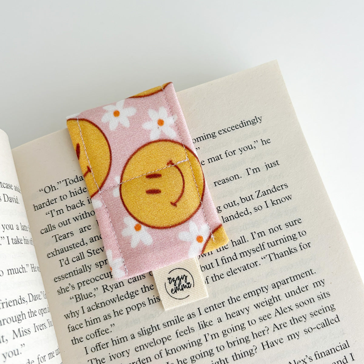 MAGNETIC BOOKMARK - PINK SMILEY